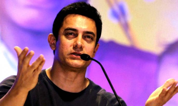 Amir adopted two drought-villages? | आमीरने दत्तक घेतली दोन दुष्काळी गावे? Amir adopted two drought-villages? | आमीरने दत्तक घेतली दोन दुष्काळी गावे?