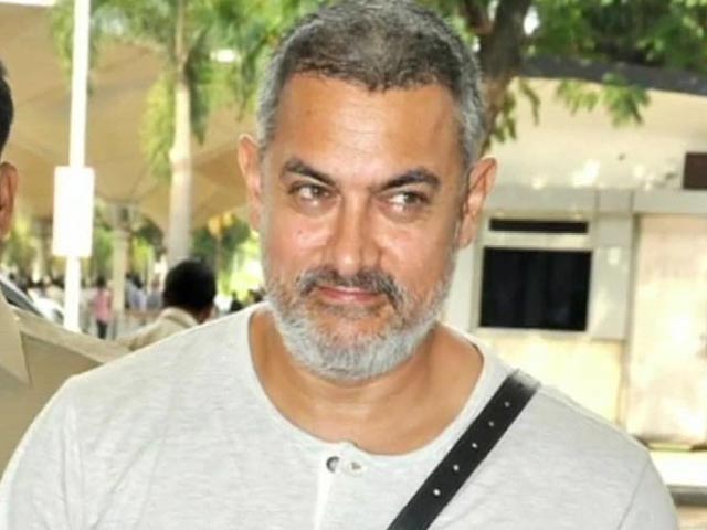 Aamir khan wrestling love .... | असे दिसले आमिर खानचे कुस्तीप्रेम....