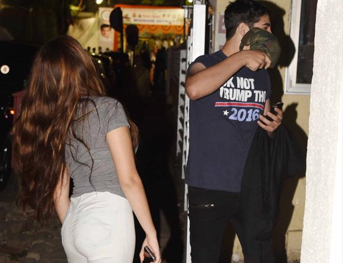 SEE PIC: Akshay Kumar's son Aarav Mystery came up with the girl | SEE PIC : अक्षय कुमारचा मुलगा आरव मिस्ट्री गर्लसोबत झाला स्पॉट SEE PIC: Akshay Kumar's son Aarav Mystery came up with the girl | SEE PIC : अक्षय कुमारचा मुलगा आरव मिस्ट्री गर्लसोबत झाला स्पॉट