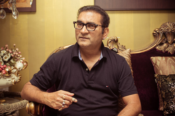 Abhijit again promises ... | अभिजीत पुन्हा वादात... Abhijit again promises ... | अभिजीत पुन्हा वादात...