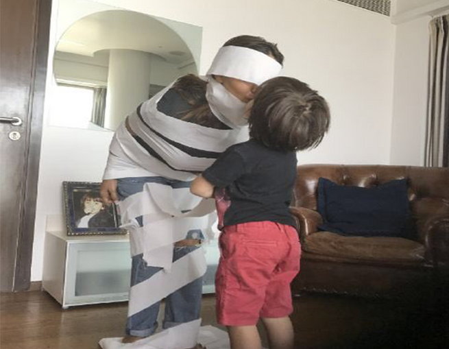 The Mummy Moment: Have you seen this cute photo of Gauri Khan and Abiram? | The Mummy Moment : गौरी खान आणि अबरामचा हा क्यूट फोटो तुम्ही बघितला काय? The Mummy Moment: Have you seen this cute photo of Gauri Khan and Abiram? | The Mummy Moment : गौरी खान आणि अबरामचा हा क्यूट फोटो तुम्ही बघितला काय?