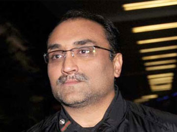 Aditya Chopra doing talent hunt! | आदित्य चोप्रा करतोय टॅलेंट हंट! Aditya Chopra doing talent hunt! | आदित्य चोप्रा करतोय टॅलेंट हंट!