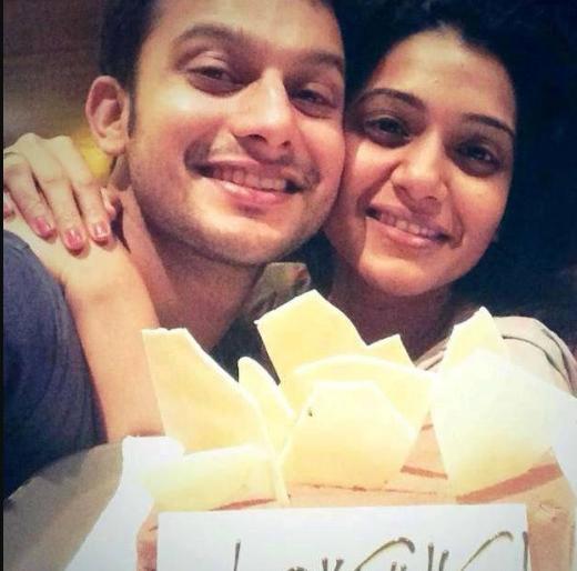 This video of Adinath Kothare and Urmila Kanetkar-Kothare became viral | ​आदिनाथ कोठारे आणि उर्मिला कानेटकर-कोठारेचा हा व्हिडिओ झाला व्हायरल
