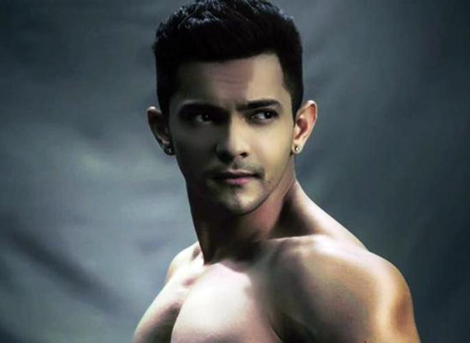 Aditya Narayanan threatens Netizens to remove 'Chandgate' cinema! | ‘तुझी चड्डी नाही उतरविली तर...’ या आदित्य नारायणच्या धमकीवर नेटिझन्सनी काढला ‘चड्डीगेट’ सिनेमा! Aditya Narayanan threatens Netizens to remove 'Chandgate' cinema! | ‘तुझी चड्डी नाही उतरविली तर...’ या आदित्य नारायणच्या धमकीवर नेटिझन्सनी काढला ‘चड्डीगेट’ सिनेमा!