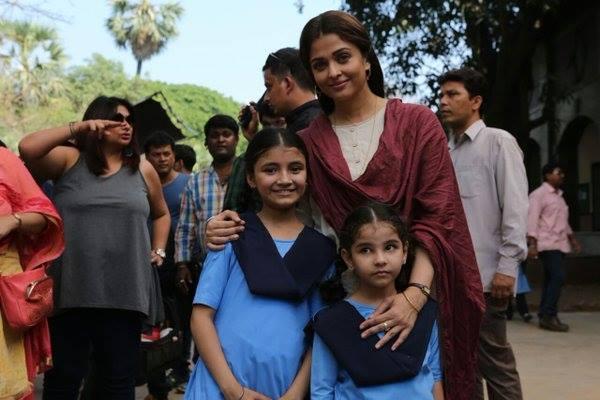 Ash with her little fan ... | ऐश तिच्या छोट्या फॅनसह... Ash with her little fan ... | ऐश तिच्या छोट्या फॅनसह...