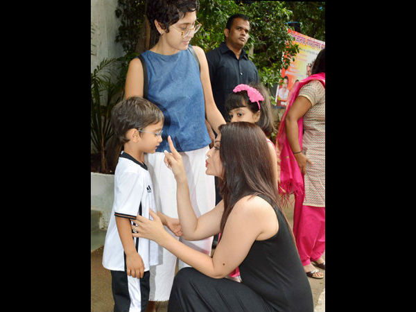 VIDEO: Aishwarya Rai Bachchan playing with Aamir's son! | VIDEO : आमिरच्या मुलासोबत अशी खेळते ऐश्वर्या राय बच्चन ! VIDEO: Aishwarya Rai Bachchan playing with Aamir's son! | VIDEO : आमिरच्या मुलासोबत अशी खेळते ऐश्वर्या राय बच्चन !