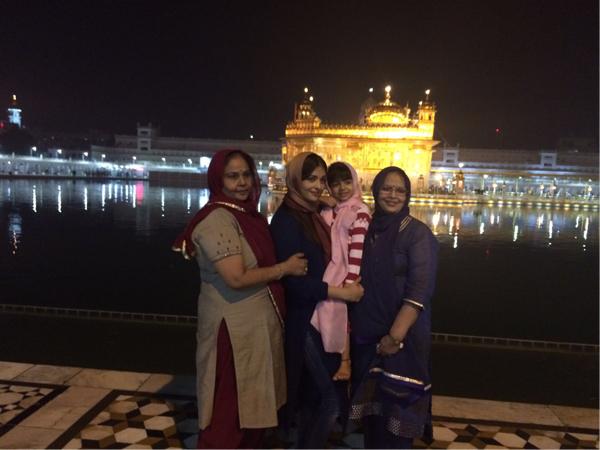 Ash's gift to Golden Temple | गोल्डन टेम्पलला ऐशची भेट Ash's gift to Golden Temple | गोल्डन टेम्पलला ऐशची भेट