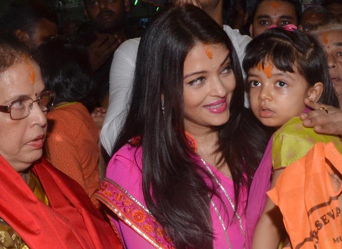 Aishwarya and Aryadan took Ganapati philosophy | ऐश्वर्या व आराध्याने घेतले गणपती दर्शन