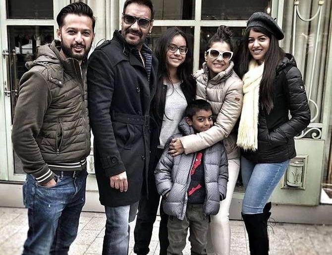 Ajay Devgn celebrates in Paris on birthday, children of Anskirin and daughters were also involved! | अजय देवगणने पॅरिसमध्ये सेलिब्रेट केला वाढदिवस, आॅनस्क्रिन मुलगा अन् मुलगीही झाले होते सहभागी! Ajay Devgn celebrates in Paris on birthday, children of Anskirin and daughters were also involved! | अजय देवगणने पॅरिसमध्ये सेलिब्रेट केला वाढदिवस, आॅनस्क्रिन मुलगा अन् मुलगीही झाले होते सहभागी!