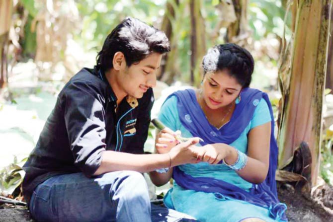 Artists refused to throw at the songs in the film Sairat | सैराट चित्रपटातील गाण्यांवर थिरकण्यास कलाकारांनी दिला नकार