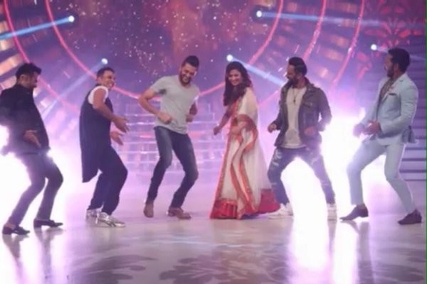 Akshay, Madhuri and Ritesh became .. | अक्षय, माधुरी व रितेश झाले..‘सैराट’मय Akshay, Madhuri and Ritesh became .. | अक्षय, माधुरी व रितेश झाले..‘सैराट’मय