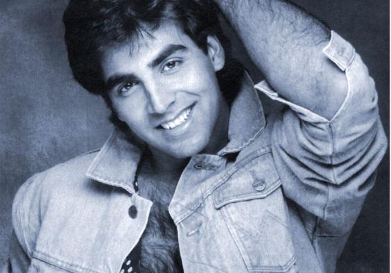 Akhil Kumar's body double, which became a famous director in the movie Suhag. Who is going to know who is the director? | ​सुहाग या चित्रपटात आजचा हा प्रसिद्ध दिग्दर्शक बनला होता अक्षय कुमारचा बॉडी डबल... ओळखा पाहू कोण आहे तो दिग्दर्शक?