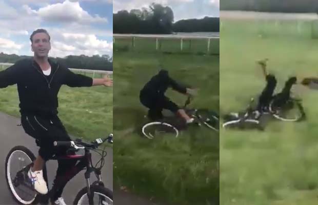Akshay Kumar, the video on the foreign road, fell asleep while cycling! | विदेशी रस्त्यावर सायकलिंग करताना जोरात पडला अक्षयकुमार, पहा व्हिडीओ !
