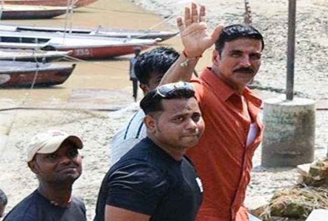 Playing Akshay Kumar on the set | ​सेटवर अक्षय क्रिकेट खेळताना