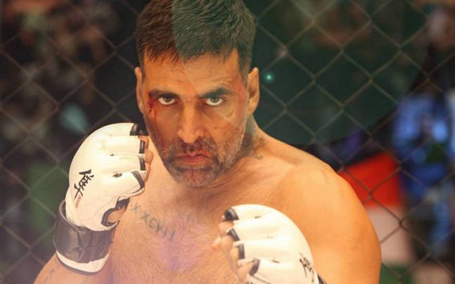 Watch Video: Akshay Kumar gets 'Boxing' from Doggy! | Watch Video : खिलाडी अक्षयकुमारला ‘बॉक्सिंग’मध्ये चक्क डॉगींनी दिली टसन!!