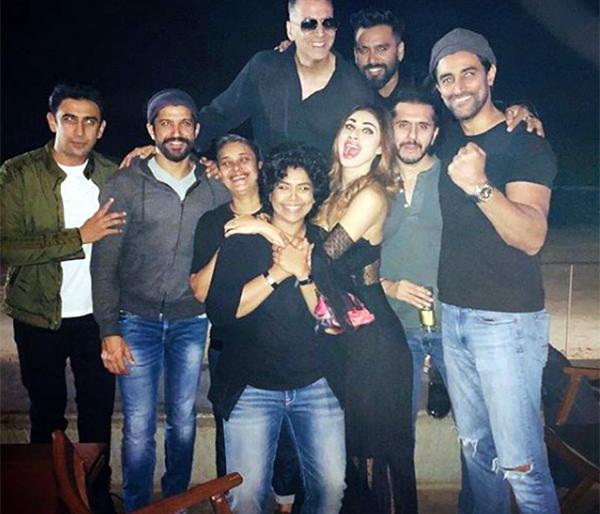 Akshay Kumar has teamed up with the gold team | अक्षय कुमारने गोल्डच्या टीमसोबत केली पार्टी Akshay Kumar has teamed up with the gold team | अक्षय कुमारने गोल्डच्या टीमसोबत केली पार्टी