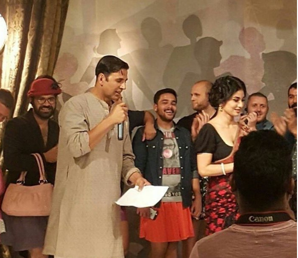 Photo leak of Akshay Kumar and Munni Roy's film set! | अक्षय कुमार आणि मौनी रॉय यांच्या चित्रपटाच्या सेटवरील फोटो लीक! Photo leak of Akshay Kumar and Munni Roy's film set! | अक्षय कुमार आणि मौनी रॉय यांच्या चित्रपटाच्या सेटवरील फोटो लीक!