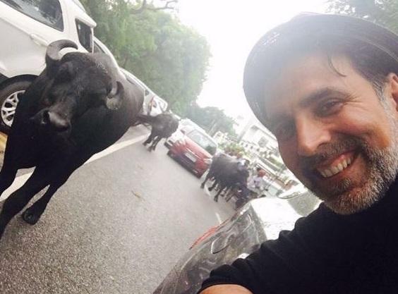Akshay Kumar's photo viral with his mother! | ​अक्षय कुमारचा म्हशीसोबतचा फोटो व्हायरल !