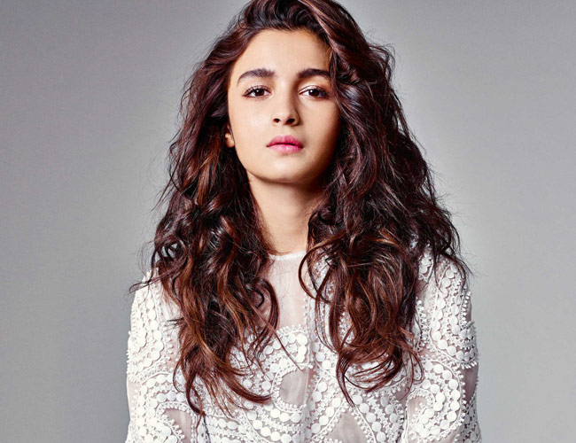 Alia Bhatt gave this information on social media about 'Ali Boy' | आलिया भट्टने 'गली ब्वॉय'बाबत सोशल मीडियावर दिली ही माहिती