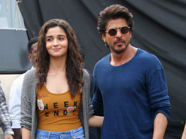 Anushka-Deepika romances with Alia Bhatt and Shahrukh | अनुष्का-दीपिका नाही तर आलिया भट्ट करणार शाहरुखसोबत रोमांस Anushka-Deepika romances with Alia Bhatt and Shahrukh | अनुष्का-दीपिका नाही तर आलिया भट्ट करणार शाहरुखसोबत रोमांस