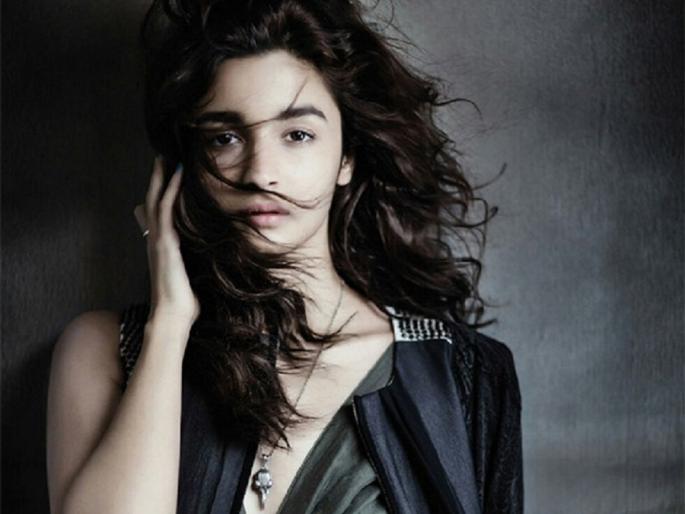 Alia Bhatt reached home at three o'clock in the morning, and then something happened ...! | पहाटे तीन वाजता घरी पोहोचली आलिया भट्ट आणि मग झाले असे काही...! Alia Bhatt reached home at three o'clock in the morning, and then something happened ...! | पहाटे तीन वाजता घरी पोहोचली आलिया भट्ट आणि मग झाले असे काही...!