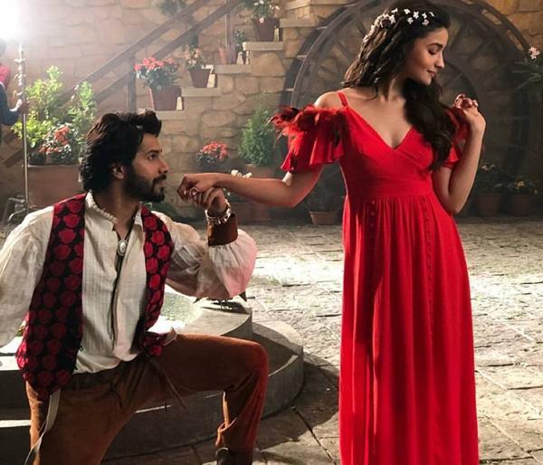 This photo of Alia Bhatt and Varun Dhawan is Viral | आलिया भट्ट आणि वरुण धवनचा हा फोटो होतेय व्हायरल This photo of Alia Bhatt and Varun Dhawan is Viral | आलिया भट्ट आणि वरुण धवनचा हा फोटो होतेय व्हायरल