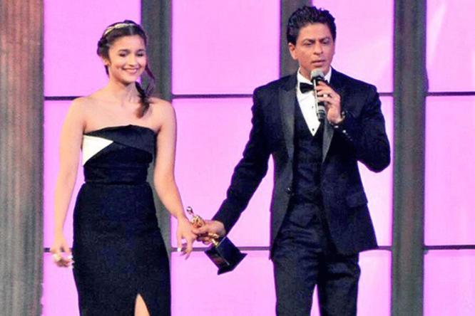 LEAKED: First Look of Shah Rukh-Aliya's movie | LEAKED : शाहरुख-आलियाच्या फिल्मचा फर्स्ट लूक LEAKED: First Look of Shah Rukh-Aliya's movie | LEAKED : शाहरुख-आलियाच्या फिल्मचा फर्स्ट लूक
