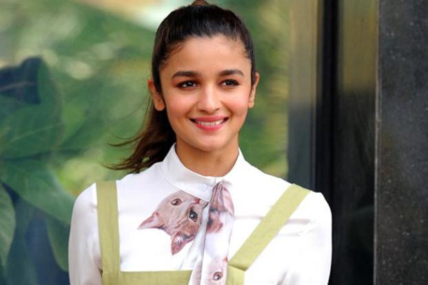Do you know? Alia Bhatt to go to class bunkets to see the film of 'Kalaakar' | तुम्हाला माहिती आहे का ? 'या' कलाकरांचे चित्रपट पाहण्यासाठी क्लास बंक करुन जायची आलिया भट्ट