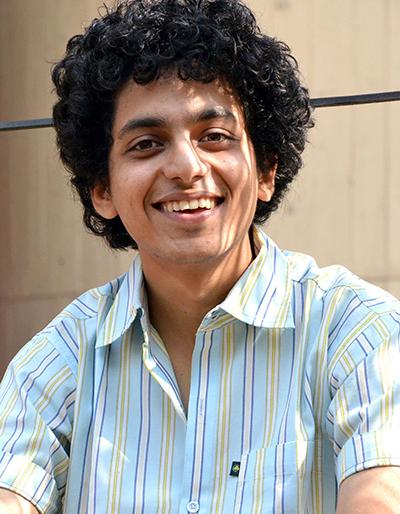 Alok Rajwade says, tradition, history of Marathi theater | आलोक राजवाडे सांगतो, मराठी रंगभूमीला परंपरा, इतिहास