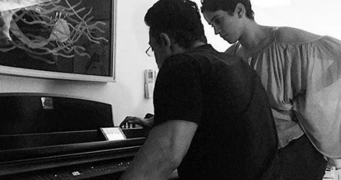 'Ril Life' daughter Phatima and Sanya get Aamir Khan's piano lessons? | ‘रिल लाईफ’ मुली फातिमा आणि सान्या यांना आमिर खान का देतोय पियानोचे धडे?