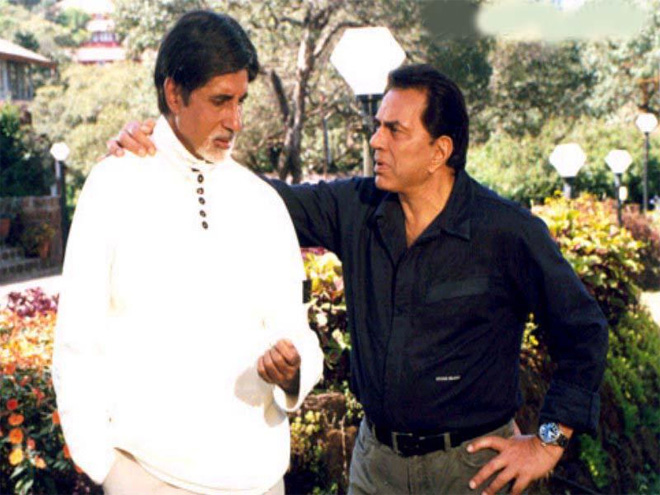 Due to Amitabh Bachchan's displeasure, Dharmendra has been hurt | ​अमिताभ बच्चन यांच्या या गोष्टीमुळे दुखावले गेले धर्मेंद्र