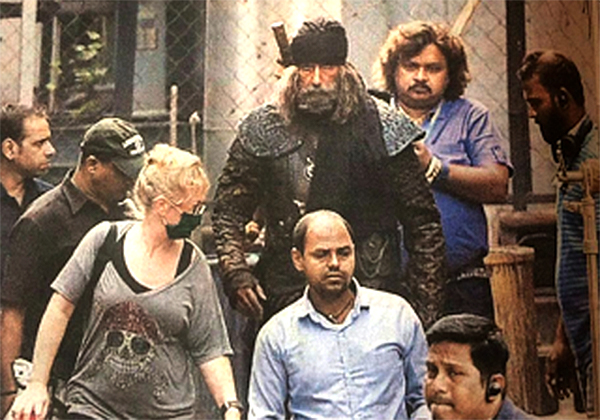 Amitabh Bachchan's Look Locked From Set of 'Thugs of India' | ‘ठग्स आॅफ हिन्दोस्तान’च्या सेटवरून लिक झाला महानायक अमिताभ बच्चनचा लूक! Amitabh Bachchan's Look Locked From Set of 'Thugs of India' | ‘ठग्स आॅफ हिन्दोस्तान’च्या सेटवरून लिक झाला महानायक अमिताभ बच्चनचा लूक!
