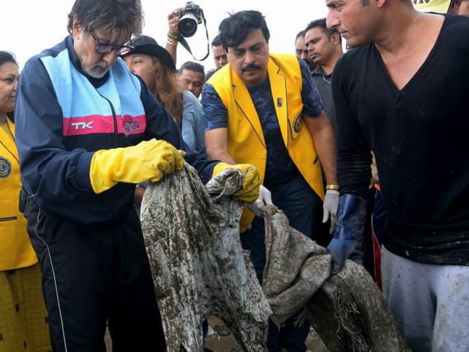 Amitabh Bachchan's teachings to Mumbaiites; Half an hour of cleanliness in Versova Beach! | महानायक अमिताभ बच्चन यांनी मुंबईकरांना दिली शिकवण; वर्सोवा बीचवर अर्धा तास केली स्वच्छता ! Amitabh Bachchan's teachings to Mumbaiites; Half an hour of cleanliness in Versova Beach! | महानायक अमिताभ बच्चन यांनी मुंबईकरांना दिली शिकवण; वर्सोवा बीचवर अर्धा तास केली स्वच्छता !