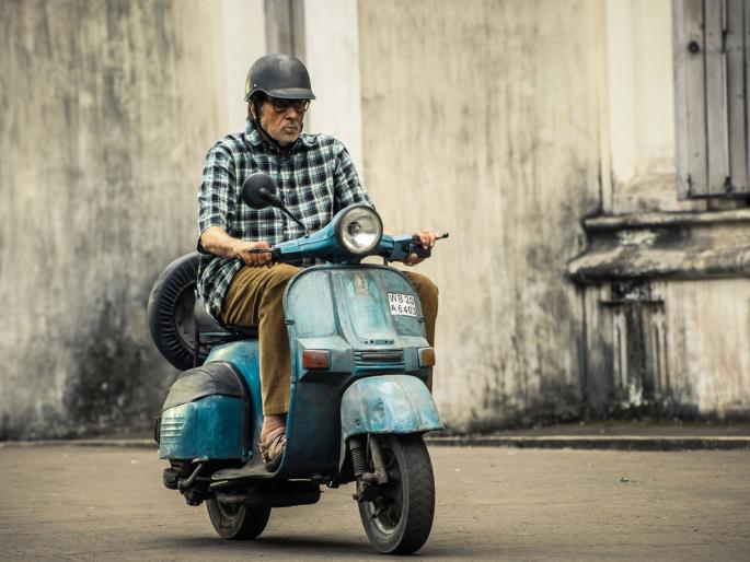 Big Bina has a cowdimol scooter with billions of billions! | बिग बींचा परिसस्पर्शाने कवडीमोल स्कूटर झाली कोट्यवधीची ! Big Bina has a cowdimol scooter with billions of billions! | बिग बींचा परिसस्पर्शाने कवडीमोल स्कूटर झाली कोट्यवधीची !