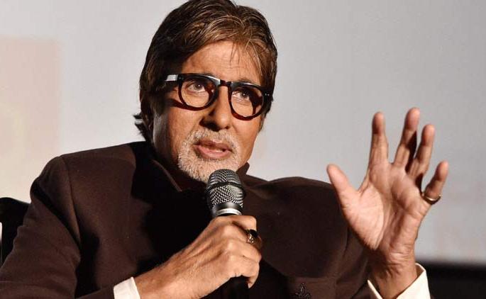 Amitabh says that Bachchan family is just like ordinary people | ​अमिताभ म्हणतात, बच्चन कुटुंबिय सर्वसामान्यांसारखेच