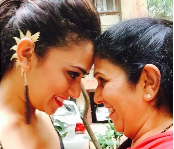 Amrita Khanvilkar's photo with her mother? | अमृता खानविलकरचे तिच्या आईसोबतचे फोटो पाहिलेत का?