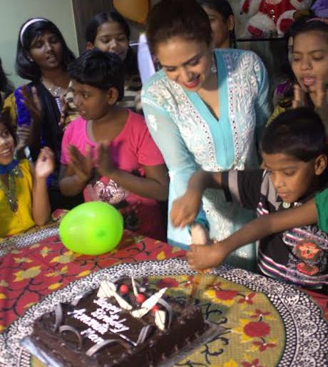 With whom did Amrut celebrate birthdays? | अमृताने कोणासोबत वाढदिवस साजरा केला?