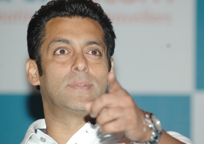 Salute to leak filmmakers - Salman Khan | चित्रपट लीक करणाऱ्यांना जेलमध्ये टाका- सलमान खान Salute to leak filmmakers - Salman Khan | चित्रपट लीक करणाऱ्यांना जेलमध्ये टाका- सलमान खान