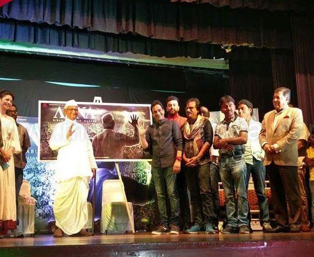 Poster display of 'Anna' movie in the presence of Anna Hazare | अण्णा हजारेंच्या उपस्थितीत ‘अण्णा’ चित्रपटाचं पोस्टर प्रदर्शित