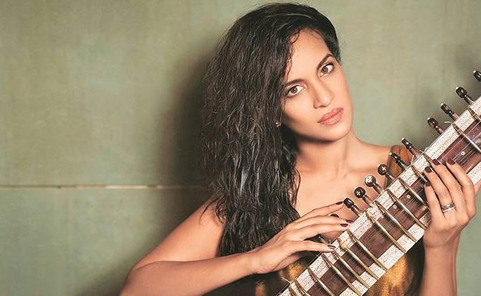Musician Anushka Shankar shared a photo of breastfeeding. | संगीतकार अनुष्का शंकरने स्तनपान करतानाचा फोटो केला शेअर!!