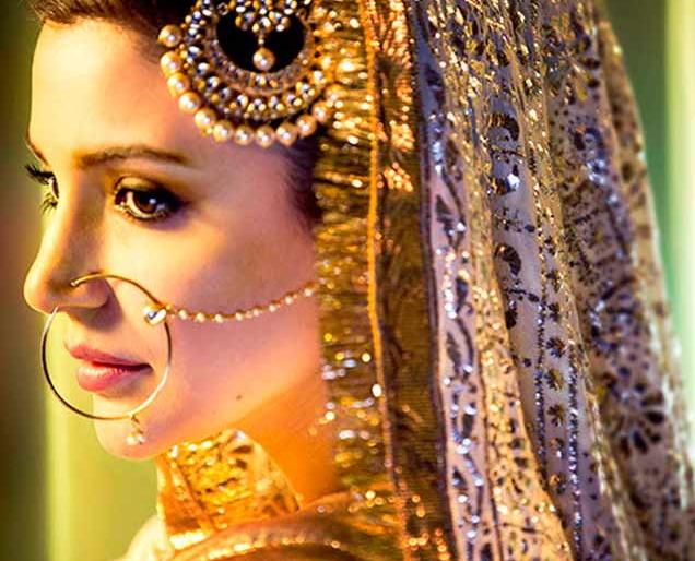 Anushka falls in the bride's look | ​अनुष्का अवतरली नववधूच्या लुकमध्ये