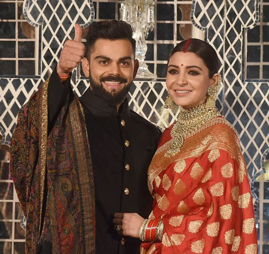 Anushka Sharma taking notes in mouth, video storm viral in wedding reception! | तोंडात नोटा घेऊन नाचली अनुष्का शर्मा, लग्नाच्या रिसेप्शनमधला व्हिडिओ तुफान व्हायरल ! Anushka Sharma taking notes in mouth, video storm viral in wedding reception! | तोंडात नोटा घेऊन नाचली अनुष्का शर्मा, लग्नाच्या रिसेप्शनमधला व्हिडिओ तुफान व्हायरल !