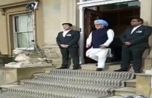 "The Accidental Prime Minister's first video came in front of you, Anupam Kher, who was walking along the way of Manmohan Singh! | ‘द अ‍ॅक्सिडेंटल प्राइम मिनिस्टर’चा पहिला व्हिडीओ आला समोर, हुबेहूब मनमोहनसिंग यांच्याप्रमाणे चालताना दिसले अनुपम खेर!