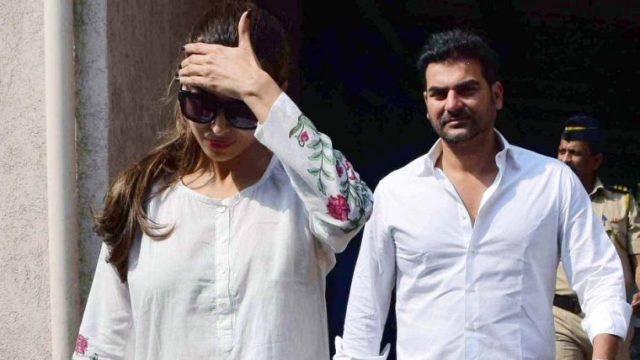 2016: 'These' shots to Bollywood fans with breakup and divorce! | ​2016 : ‘या’ बॉलिवूड ब्रेकअप आणि घटस्फोटांनी चाहत्यांना दिला धक्का!!