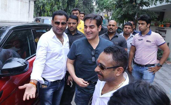 IPL betting case: Salman Khan's brother Arbaaz Khan; Thane police inquiry! | IPL Betting Case : बेटिंगमध्ये अडकला सलमानचा भाऊ अरबाज खान; ठाणे पोलीस करणार चौकशी! IPL betting case: Salman Khan's brother Arbaaz Khan; Thane police inquiry! | IPL Betting Case : बेटिंगमध्ये अडकला सलमानचा भाऊ अरबाज खान; ठाणे पोलीस करणार चौकशी!
