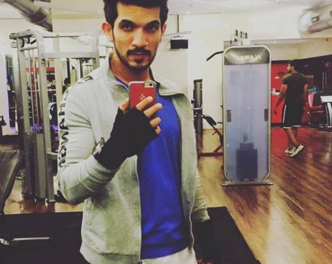 OMG 'Pardes Me Hai Mere Dil' Setup Writer Arjun Bijlani's Phone Thief? | OMG 'परदेस में है मेरा दिल'च्या सेटवर सहकलाकारानेच चोरला अर्जुन बिजलानीचा फोन?