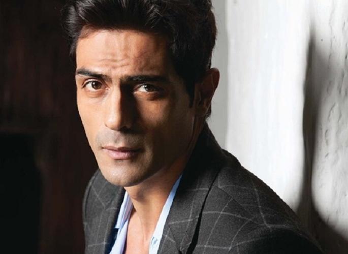 Arjun Rampal was forced to be a railway station, shouting, imposing penalty! | अर्जुन रामपालला रेल्वे स्थानकावर व्हावे लागले लाजिरवाणे, भरावा लागला दंड! Arjun Rampal was forced to be a railway station, shouting, imposing penalty! | अर्जुन रामपालला रेल्वे स्थानकावर व्हावे लागले लाजिरवाणे, भरावा लागला दंड!
