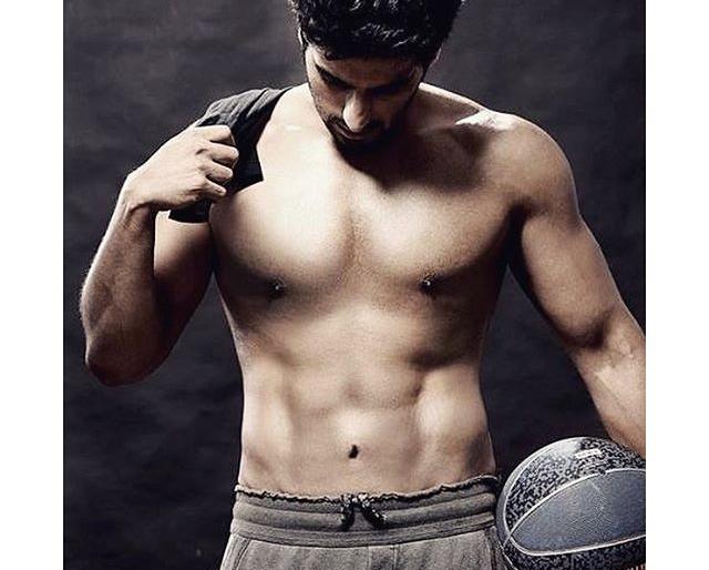 'Half Girlfriend' Arjun is learning basketball! | ‘हाफ गर्लफ्रेन्ड’ अर्जून शिकतोय बॉस्केटबॉल ! 'Half Girlfriend' Arjun is learning basketball! | ‘हाफ गर्लफ्रेन्ड’ अर्जून शिकतोय बॉस्केटबॉल !
