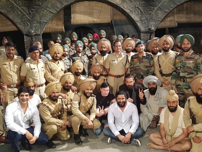 21 Sarfarosh: The Sarnagarh 1897 team celebrated with the army Army Day | २१ सरफरोशः सारागाऱ्ही १८९७ च्या टीमने सैनिकांसोबत साजरा केला आर्मी दिन 21 Sarfarosh: The Sarnagarh 1897 team celebrated with the army Army Day | २१ सरफरोशः सारागाऱ्ही १८९७ च्या टीमने सैनिकांसोबत साजरा केला आर्मी दिन
