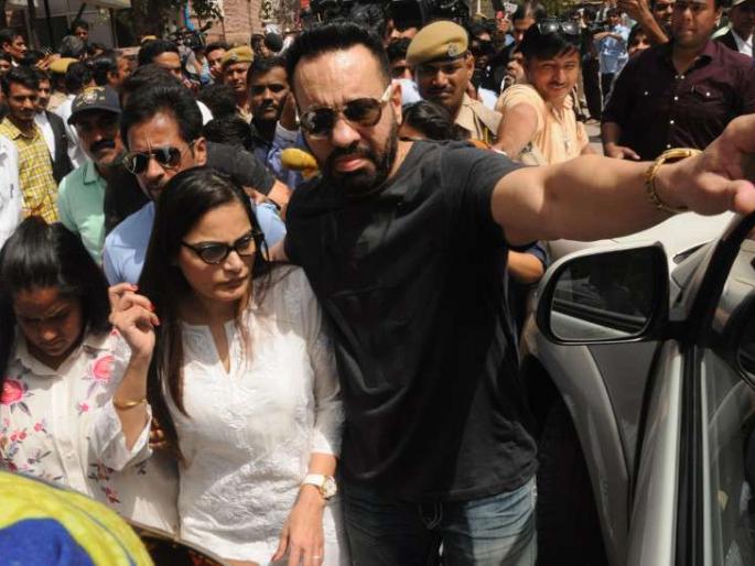 During the hearing of the bail, Salman Khan's sister fell unconscious in court! | जामिनाच्या सुनावणीदरम्यान न्यायालयातच रडून-रडून बेशुद्ध पडली सलमान खानची बहीण! During the hearing of the bail, Salman Khan's sister fell unconscious in court! | जामिनाच्या सुनावणीदरम्यान न्यायालयातच रडून-रडून बेशुद्ध पडली सलमान खानची बहीण!